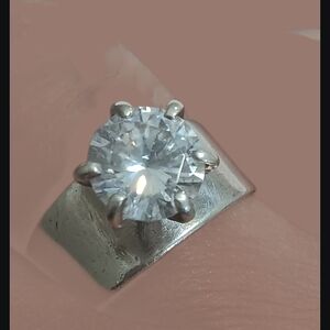 Elegant Silver Ring with Clear Gemstone